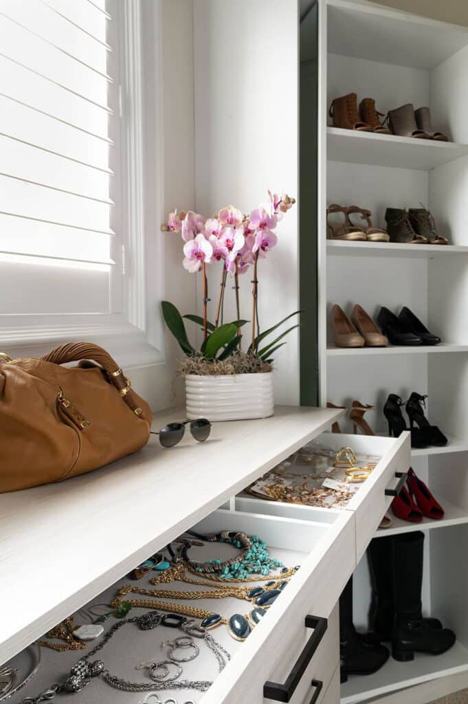 Reach-in custom closets by skilled designers in Austin and San Antonio optimize every inch of space. Whether you're seeking custom closets in Austin or custom closets in San Antonio, these professionals create functional and stylish solutions for any room.