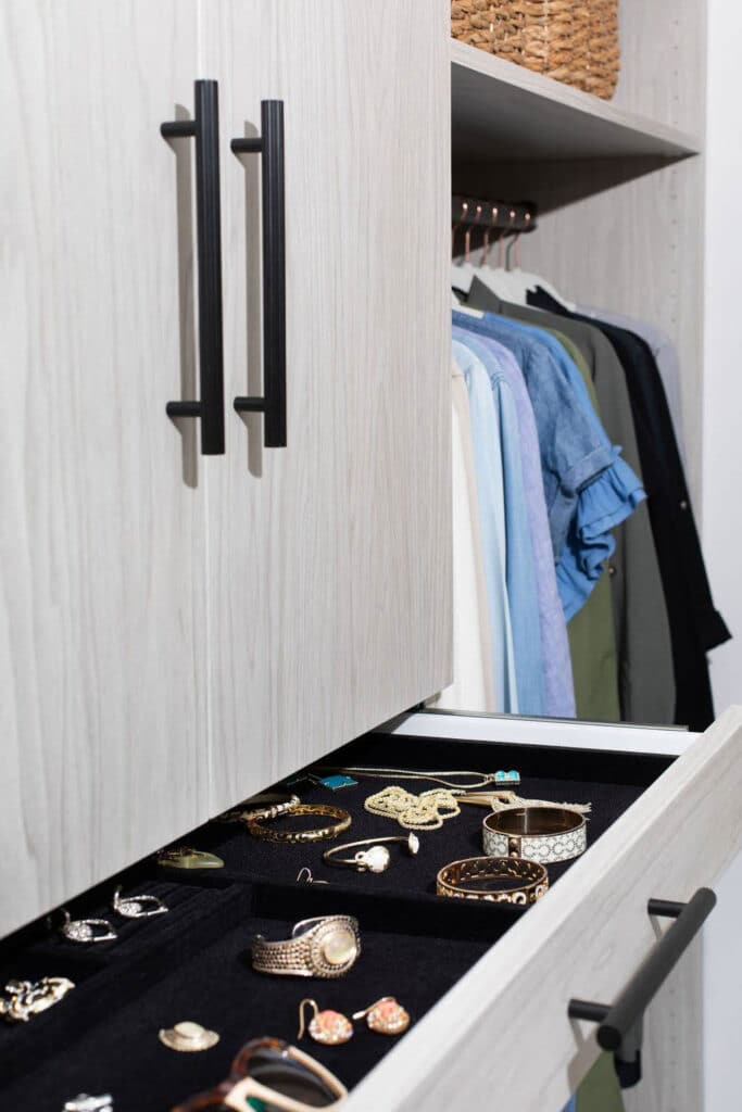 Custom closet designers in Austin and San Antonio transform walk-in spaces into organized havens. These experts craft custom closets in Austin and San Antonio that maximize storage while reflecting your personal style.